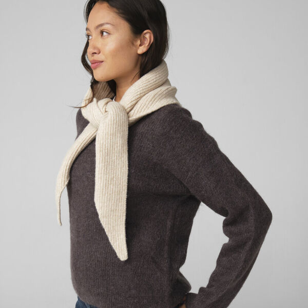 Knitted triangle scarf Thumbnail